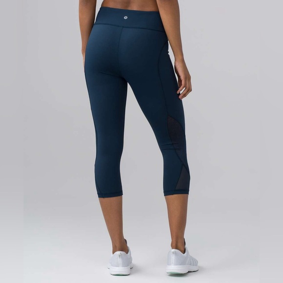 Lululemon Twist and Train Crop 19” - Picture 2 of 8